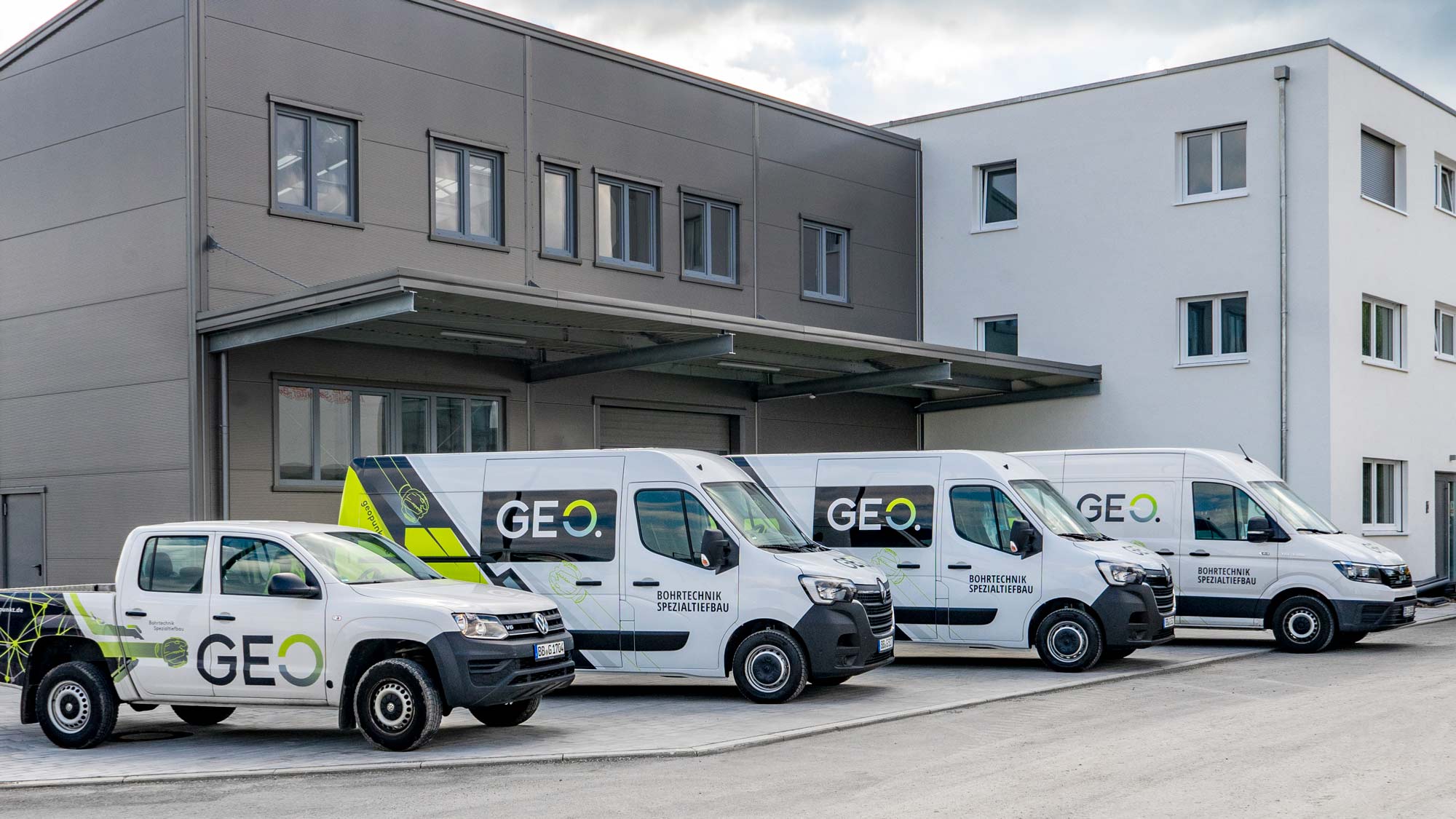 GEOPUNKT Firmengebäude und Fahrzeuge