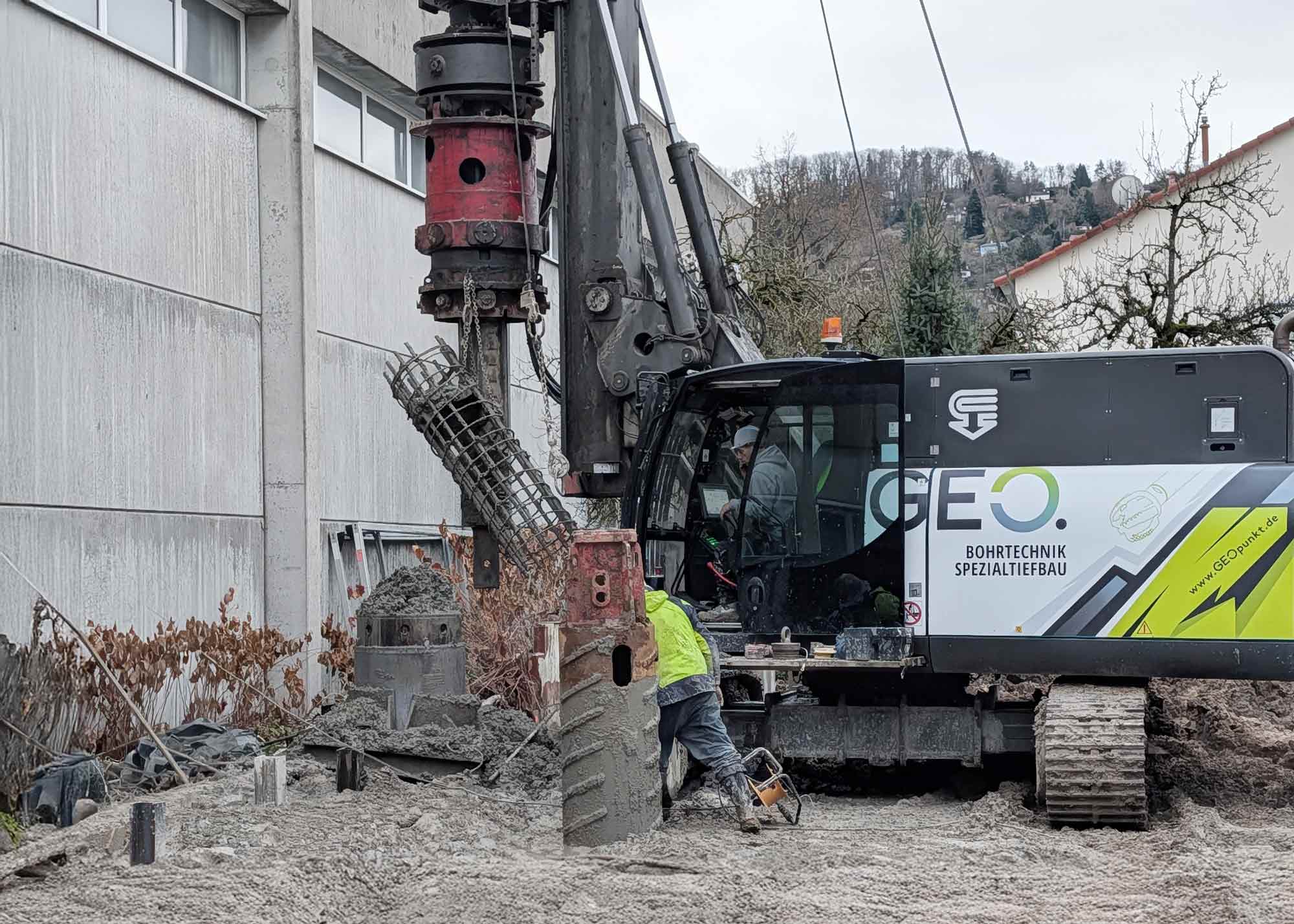 Spezialtiefbau Baustelle: GEOPUNKT Bohrgerät bei Verbauarbeiten