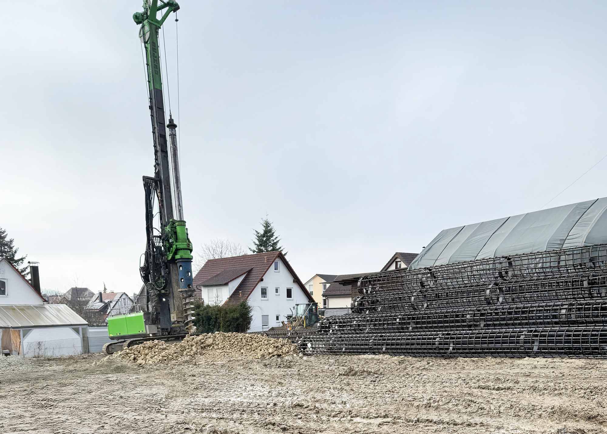 Spezialtiefbau Baustelle: GEOPUNKT Bohrgerät bei Verbauarbeiten