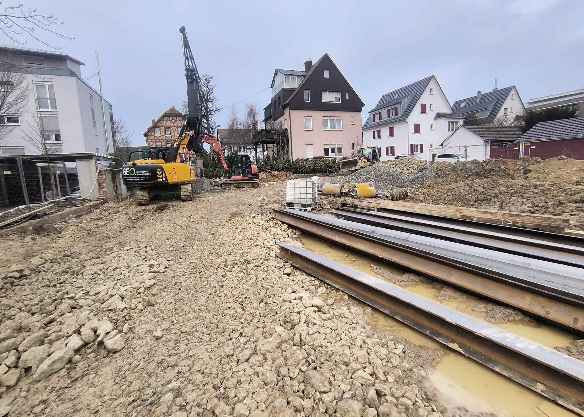 Spezialtiefbau Baustelle: GEOPUNKT Bohrgerät bei Verbauarbeiten