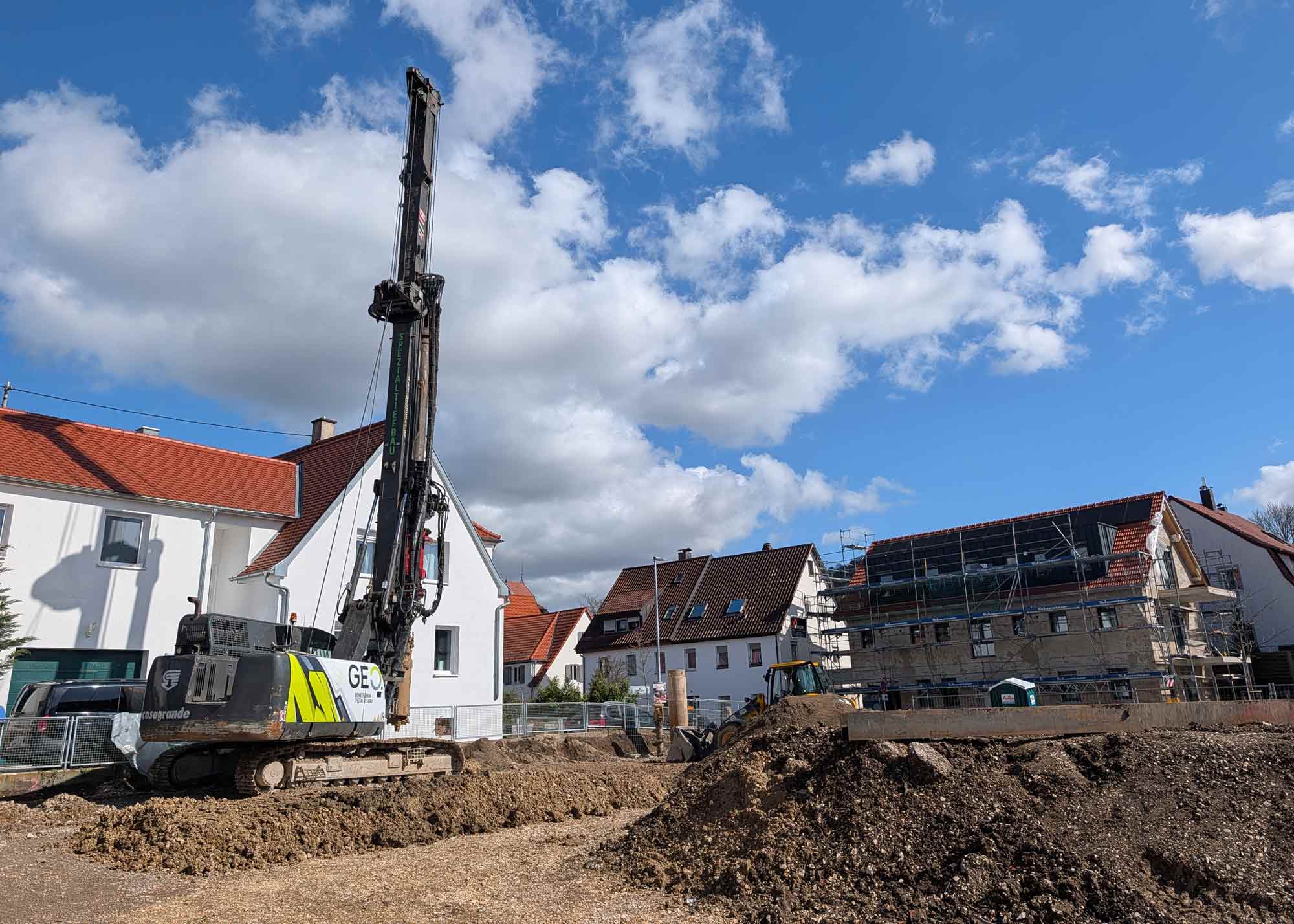 Spezialtiefbau Baustellenbild: Baugrube mit GEOPUNKT Bohrgerät bei Verbauarbeiten