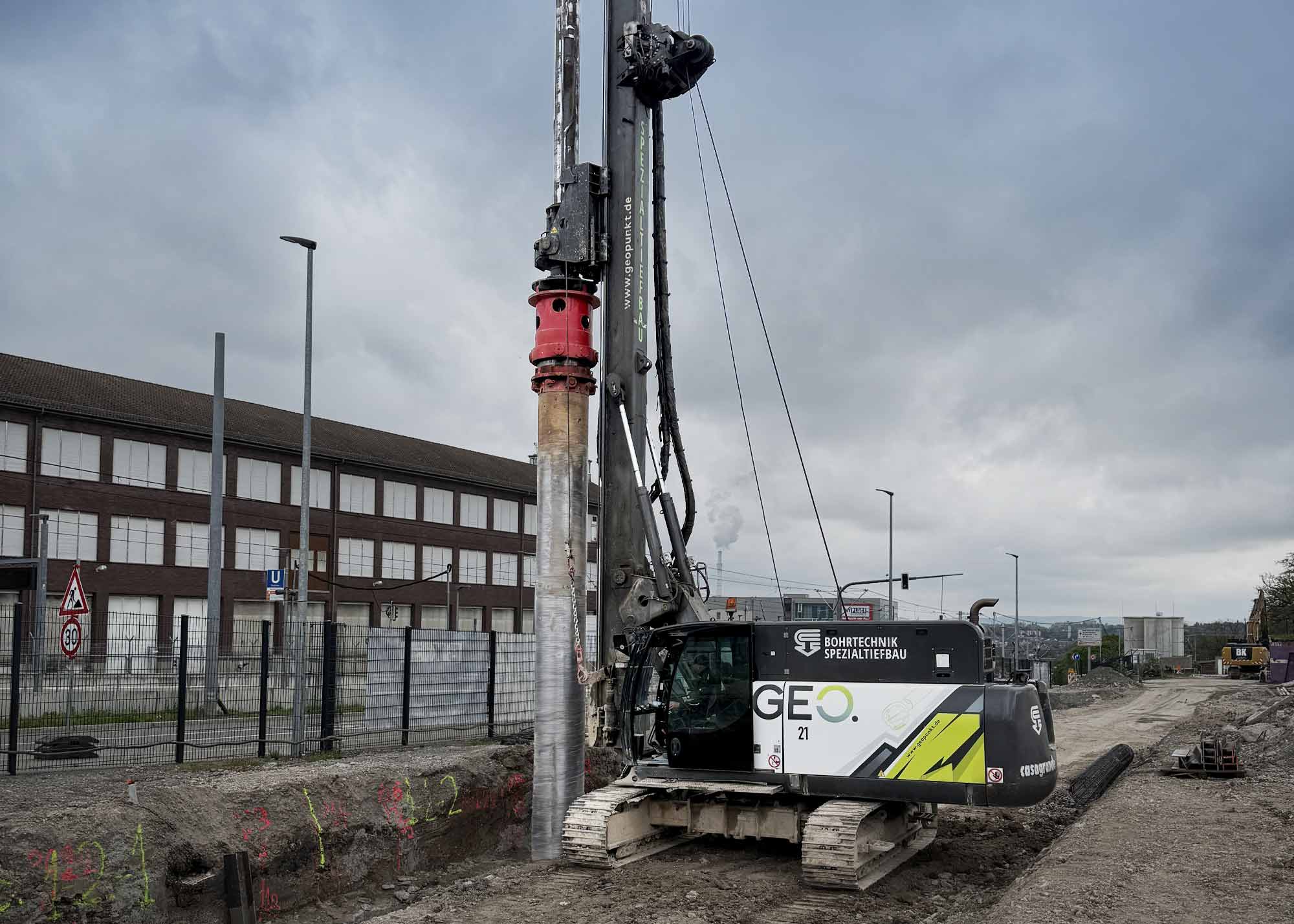 Spezialtiefbau Baustelle: GEOPUNKT Bohrgerät bei Verbauarbeiten