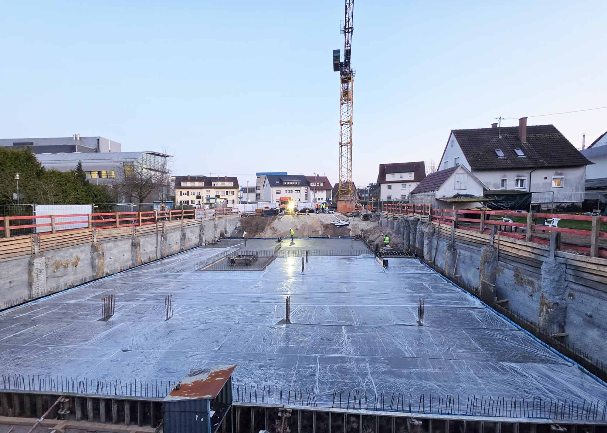 Spezialtiefbau Baustelle: GEOPUNKT Bohrgerät bei Verbauarbeiten