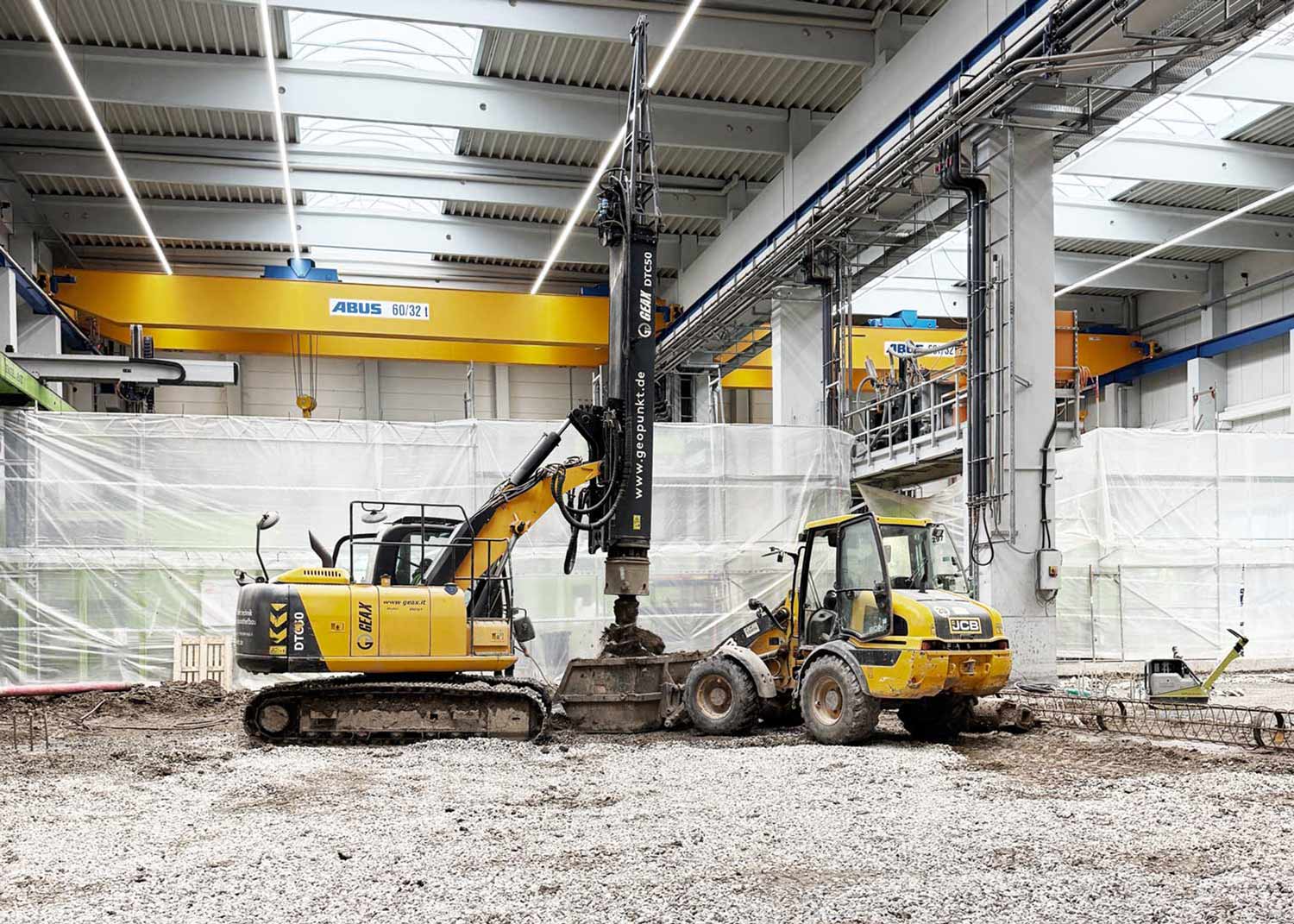 Spezialtiefbau Baustelle: GEOPUNKT Bohrgerät bei Verbauarbeiten