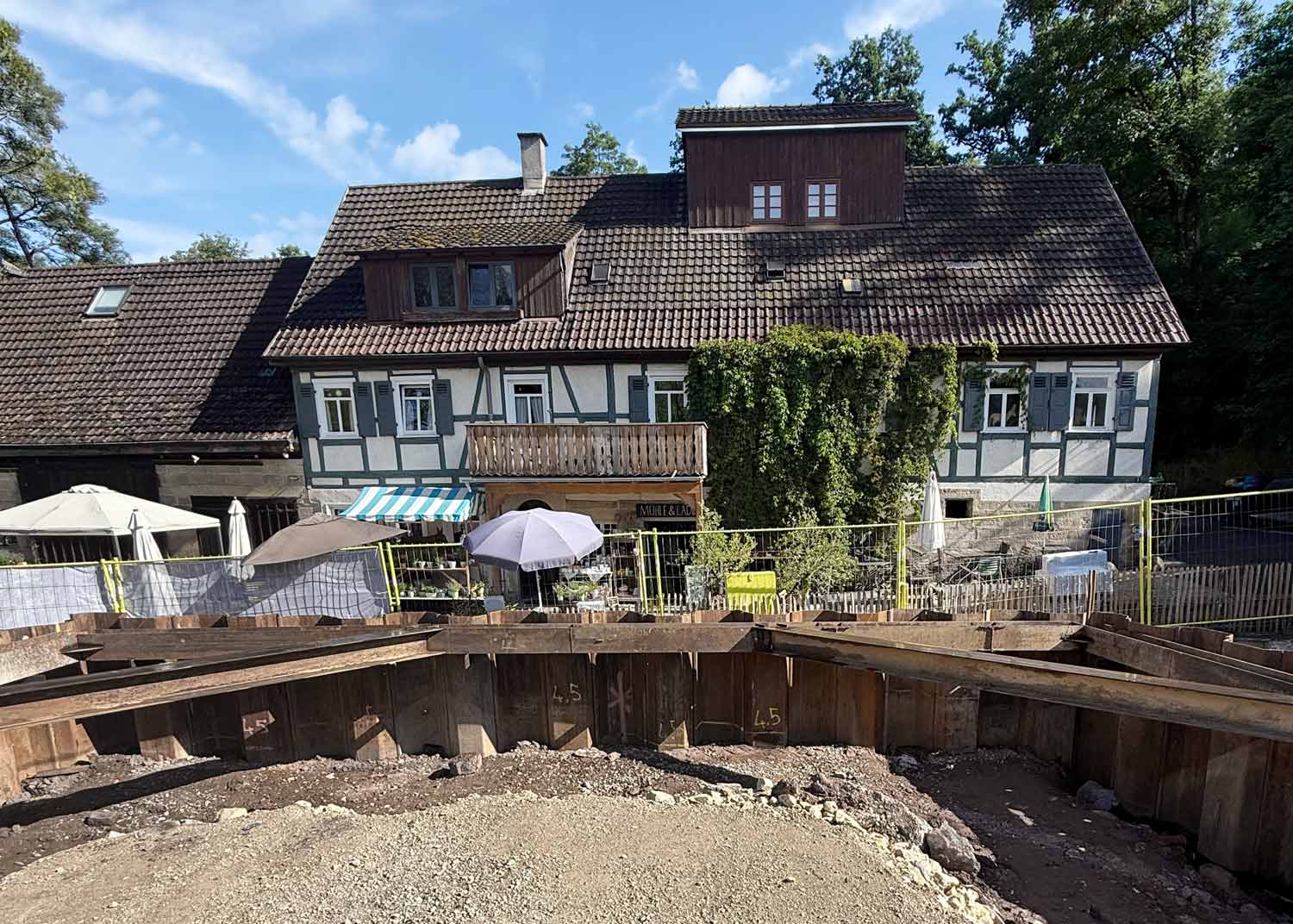 Spezialtiefbau Baustelle: GEOPUNKT Bohrgerät bei Verbauarbeiten