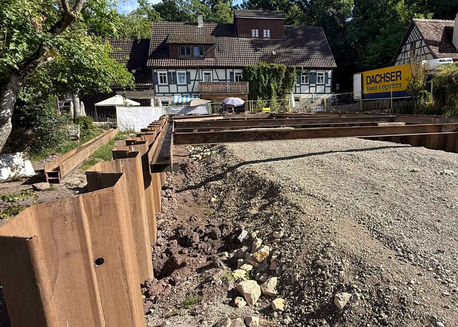 Spezialtiefbau Baustelle: GEOPUNKT Bohrgerät bei Verbauarbeiten