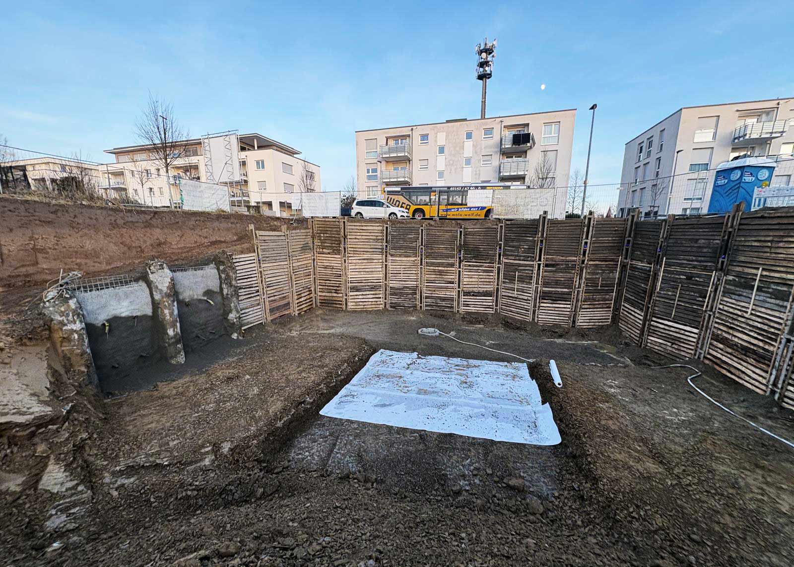 Spezialtiefbau Baustelle: GEOPUNKT Bohrgerät bei Verbauarbeiten