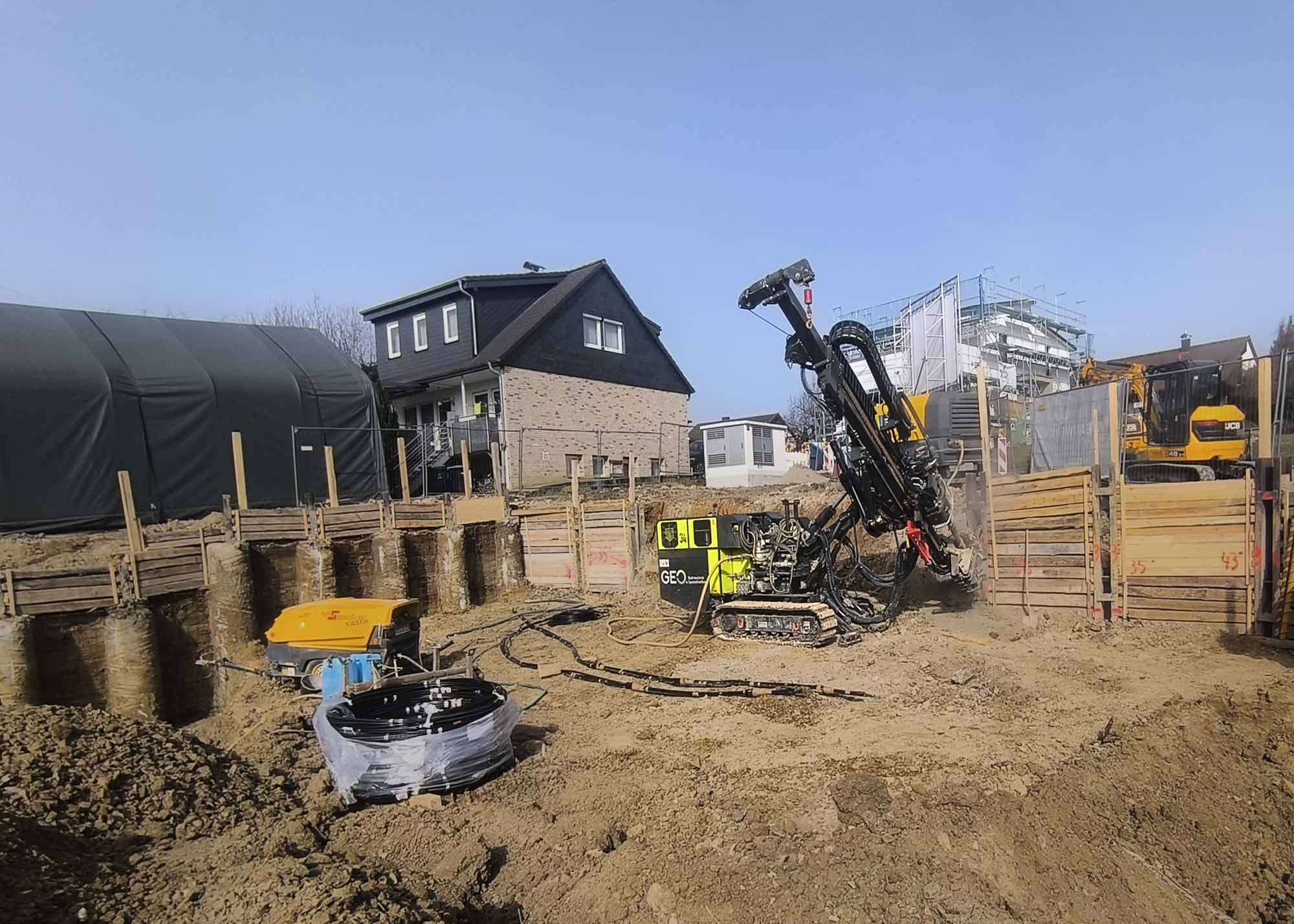 Spezialtiefbau Baustelle: GEOPUNKT Bohrgerät bei Verbauarbeiten
