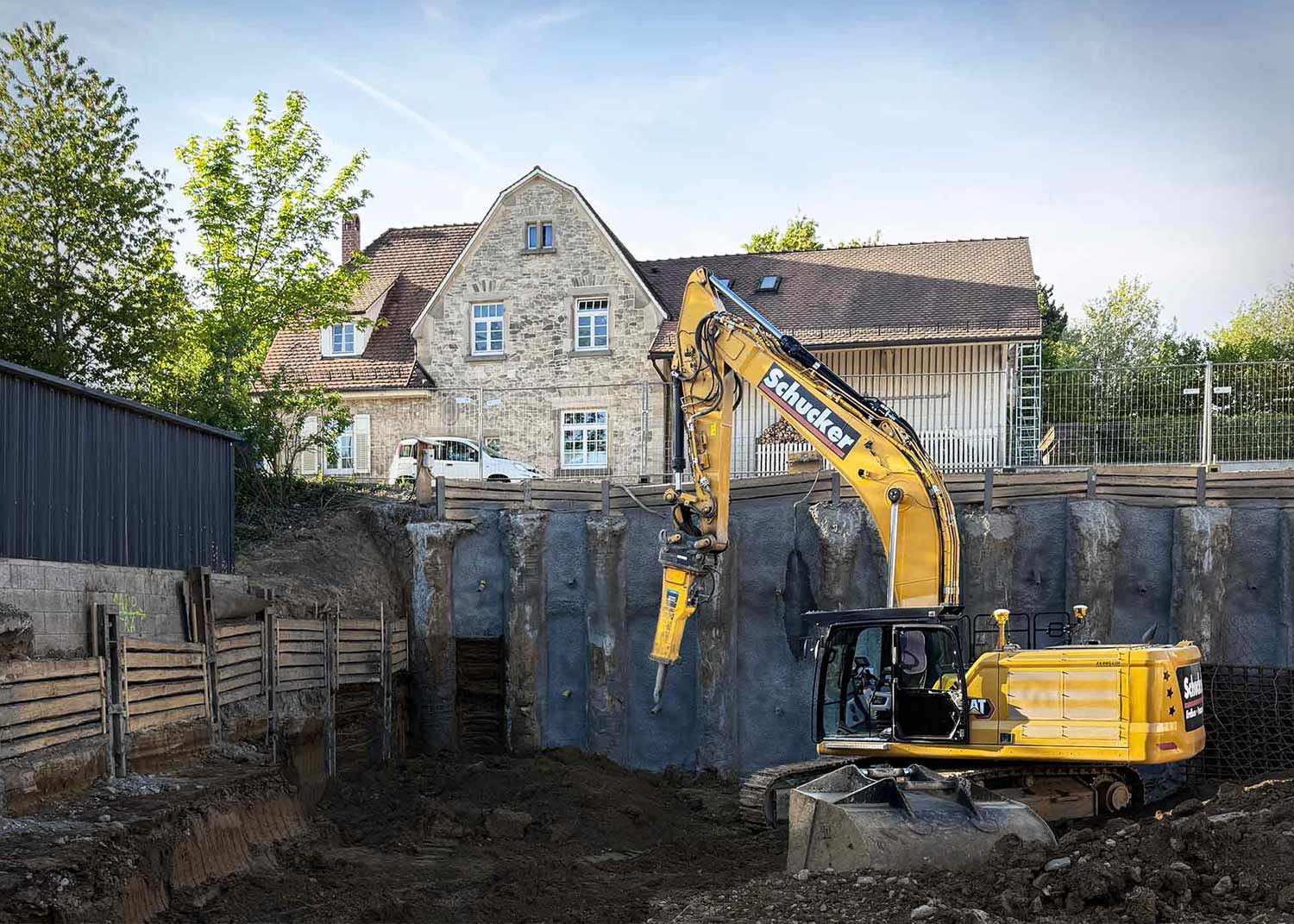 Spezialtiefbau Baustelle: GEOPUNKT Bohrgerät bei Verbauarbeiten
